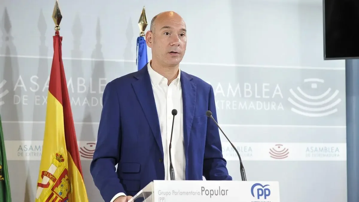 El portavoz del PP insta a la oposición a proponer alternativas al plan financiero de 8.854 millones de euros para la región.