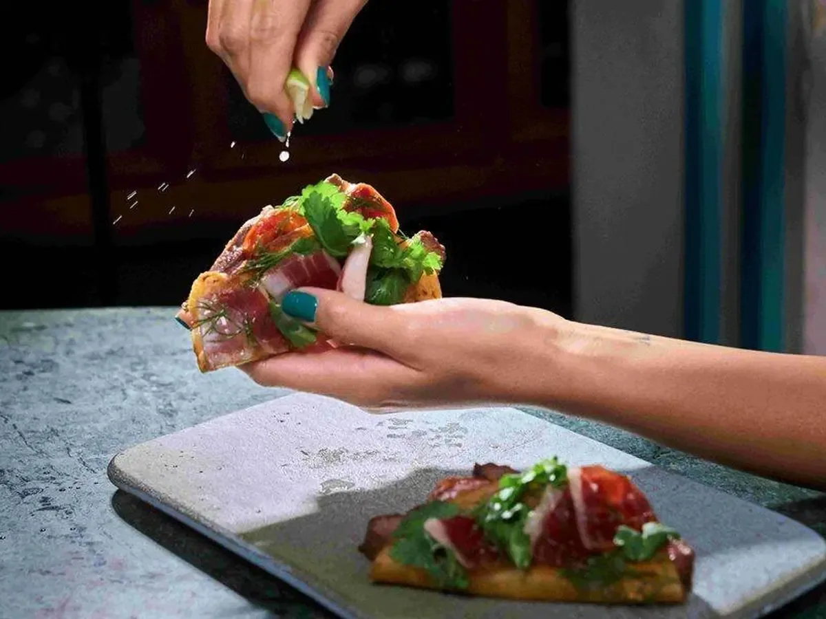 La colaboración gastronómica resalta la fusión entre la cocina ibérica y mexicana.