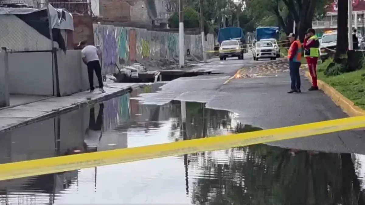 La lluvia intensa causa el colapso del pavimento, generando riesgos en la circulación.