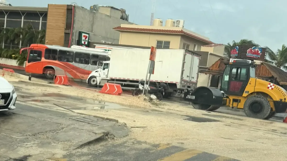El incidente afecta la circulación en una zona con trabajos viales en curso, generando molestias a automovilistas.