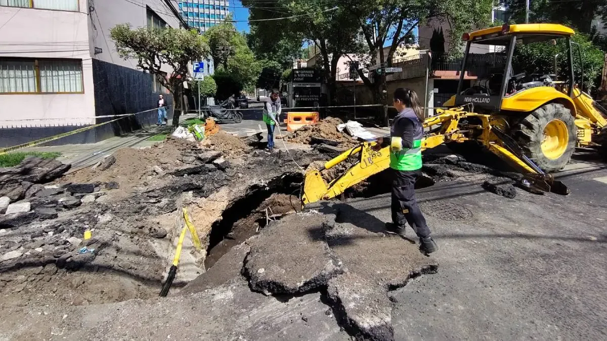 La emergencia genera riesgos para automovilistas y vecinos en la zona.