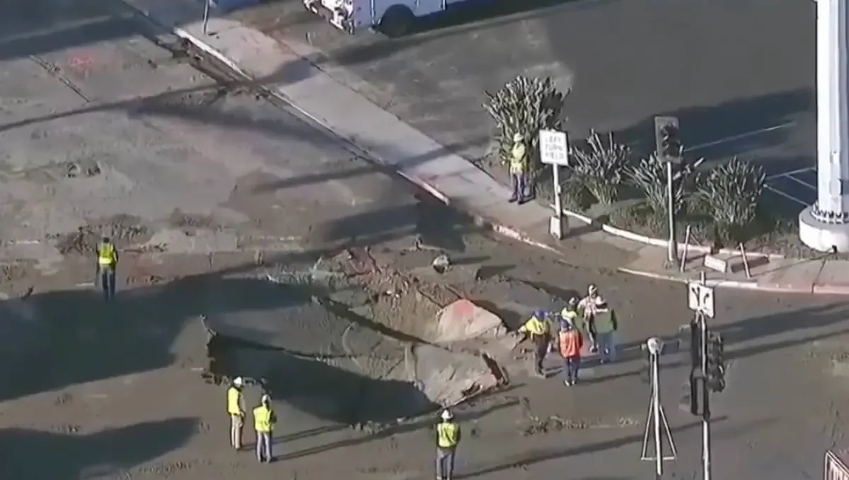 Socavón en Morena Boulevard tras rompimiento de tubería en San Diego.