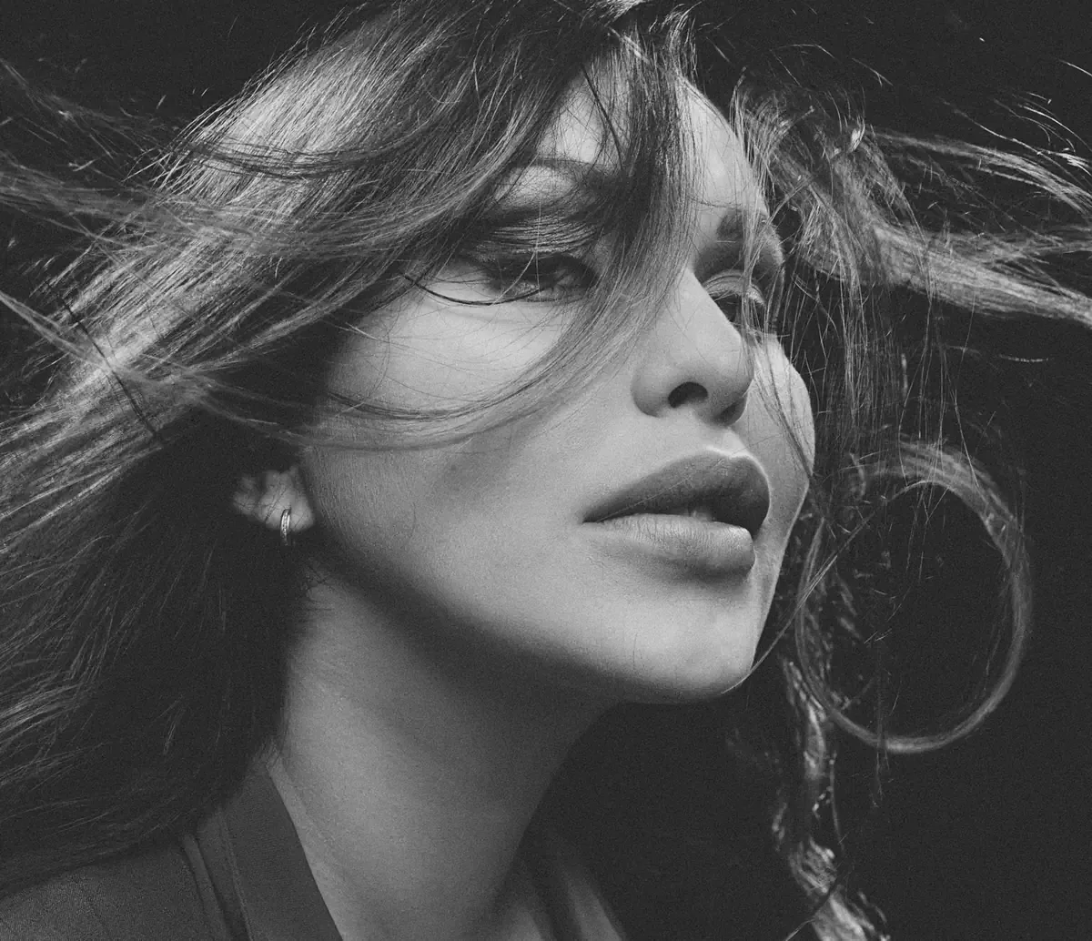 La actriz colombiana y el cantante generan especulaciones sobre su relación tras un encuentro cercano.