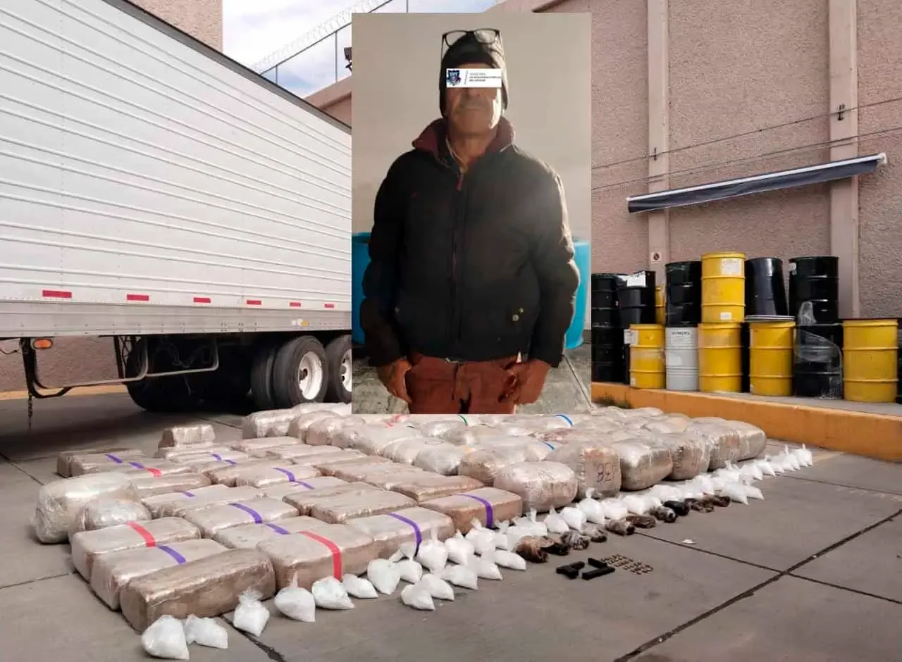 Soldados aseguran un tráiler con drogas en Ciudad Juárez durante un retén.
