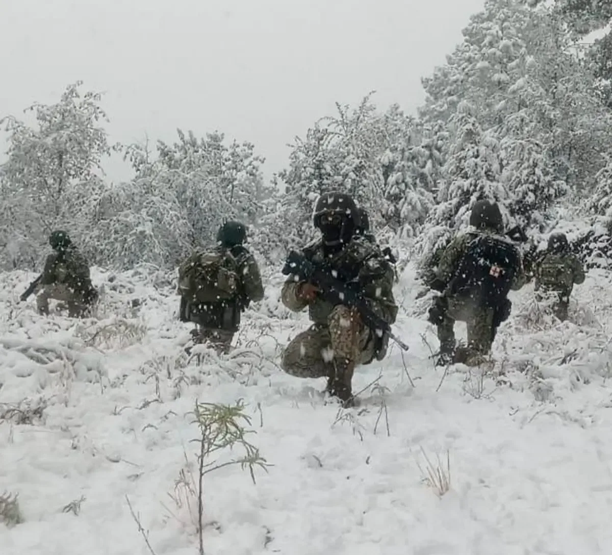 Soldados en patrullaje en la Sierra Tarahumara, Chihuahua, durante una nevada.