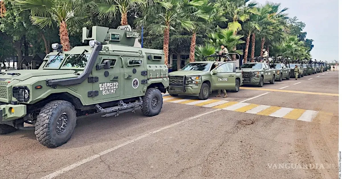 Soldados en patrullaje en Sinaloa ante el aumento de la violencia.