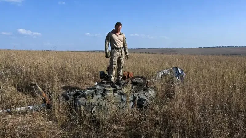 Soldados ucranianos en una posición defensiva en el campo de batalla.