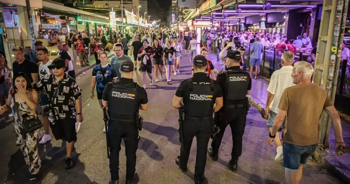 Organizaciones locales piden mejorar servicios y seguridad en la Playa de Palma durante todo el año.