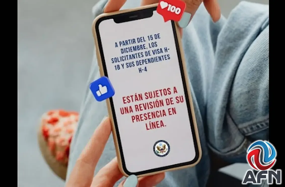 "Solicitante de visa revisando sus redes sociales como parte del nuevo proceso."