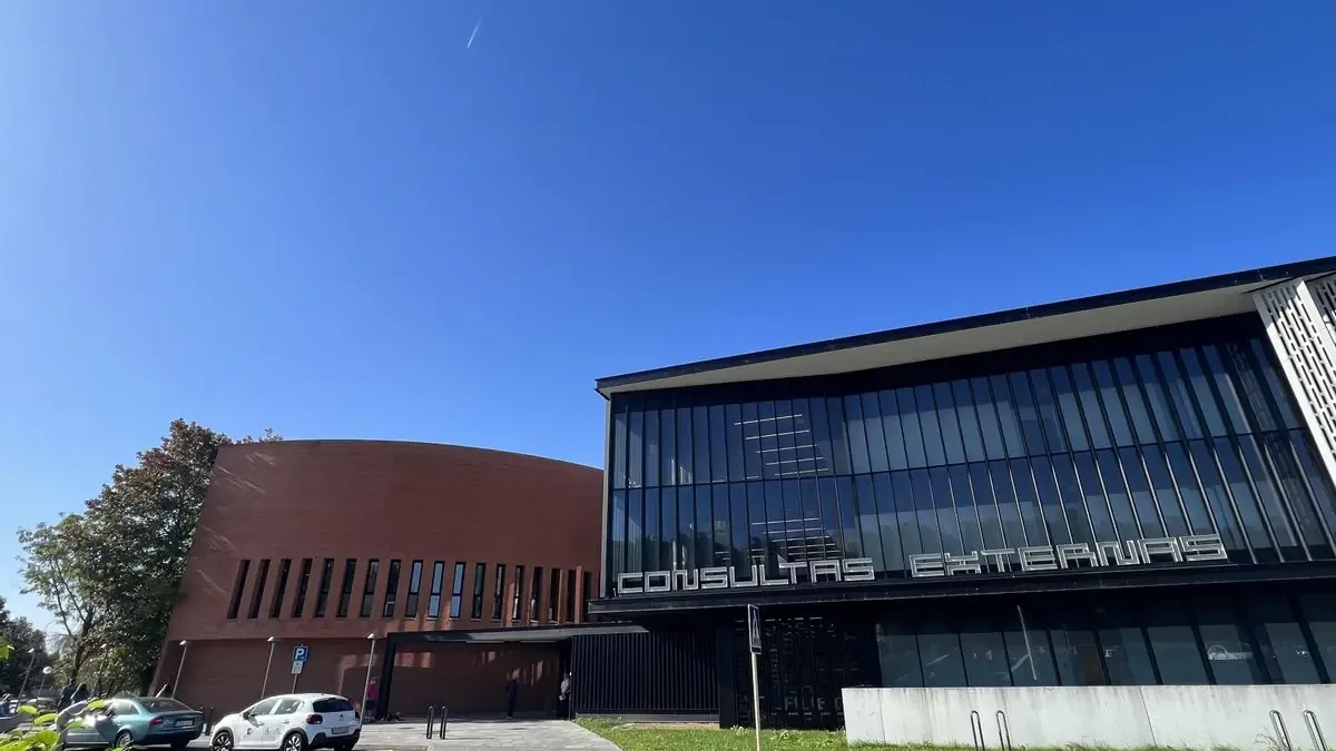 La huelga médica en Cantabria enfrenta discrepancias en cifras de participación, con demandas por un estatuto propio.