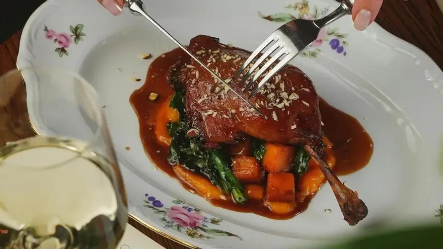 Aprende a preparar un delicioso confit de pato y sorprende a todos con tus habilidades culinarias.