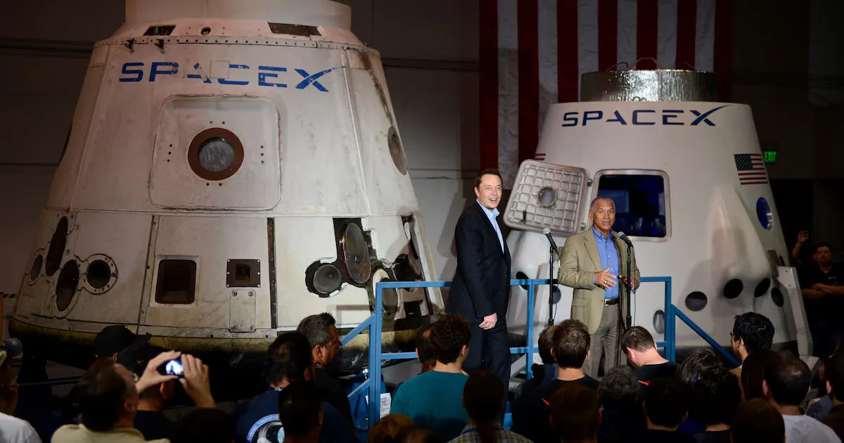 SpaceX y xAI colaboran para integrar IA en la exploración espacial.