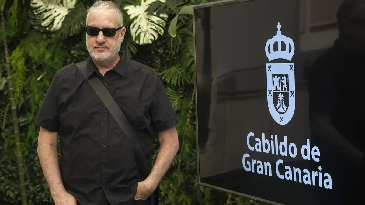 El artista Spencer Tunick realiza una nueva instalación artística en Gran Canaria, buscando promover la libertad de expresión.