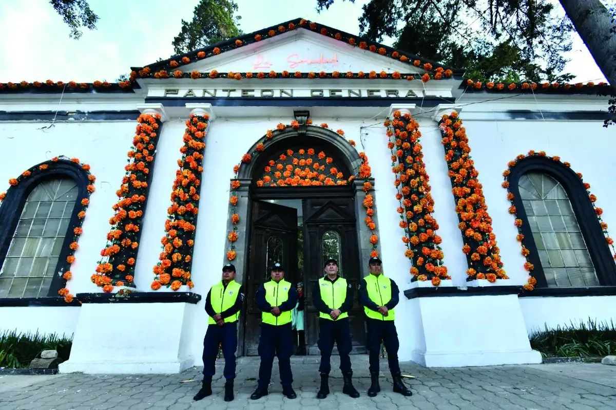 El operativo busca asegurar la tranquilidad durante las festividades en los cementerios mexiquenses.