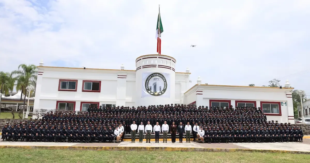 La formación de 504 agentes fortalecerá la seguridad en centros federales del país.