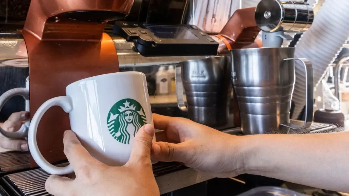 La oferta permite a los clientes obtener una tercera bebida gratuita al adquirir dos en tiendas participantes.