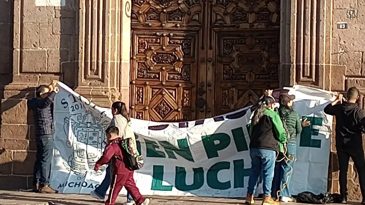 La protesta busca presionar al gobierno para atender demandas de insumos básicos en dependencias estatales.