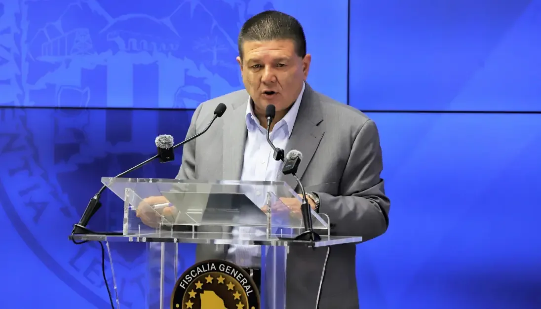 Su dimisión busca permitir una investigación autónoma sobre el operativo en el que participaron agentes estadounidenses.