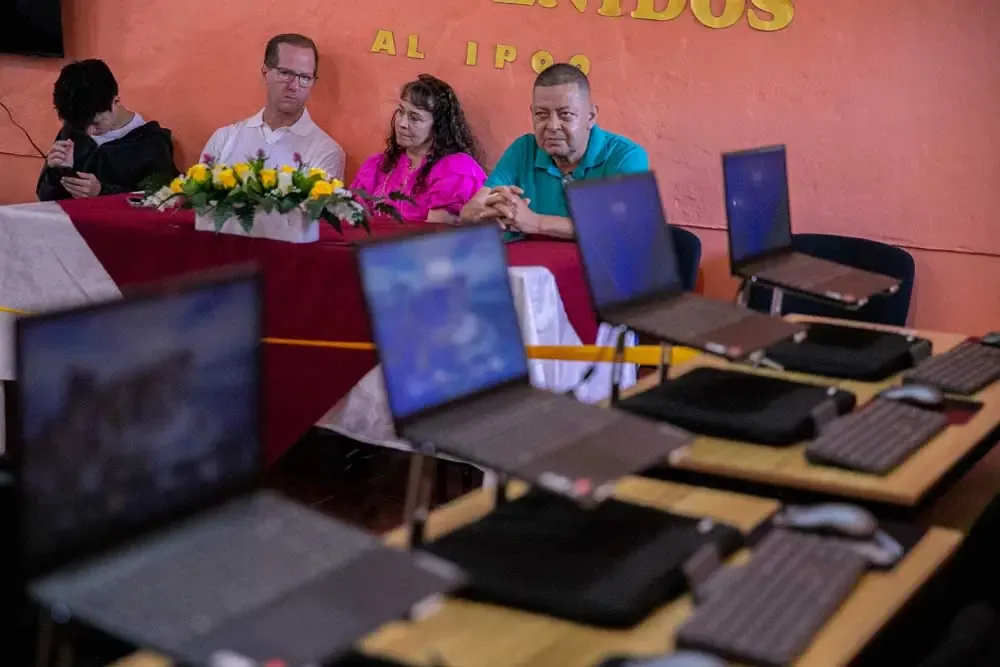 Su labor altruista mejora las oportunidades educativas en San Antonio del Norte.