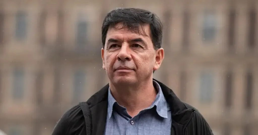Su situación se complica tras publicaciones que cuestionan su gestión en la Presidencia.