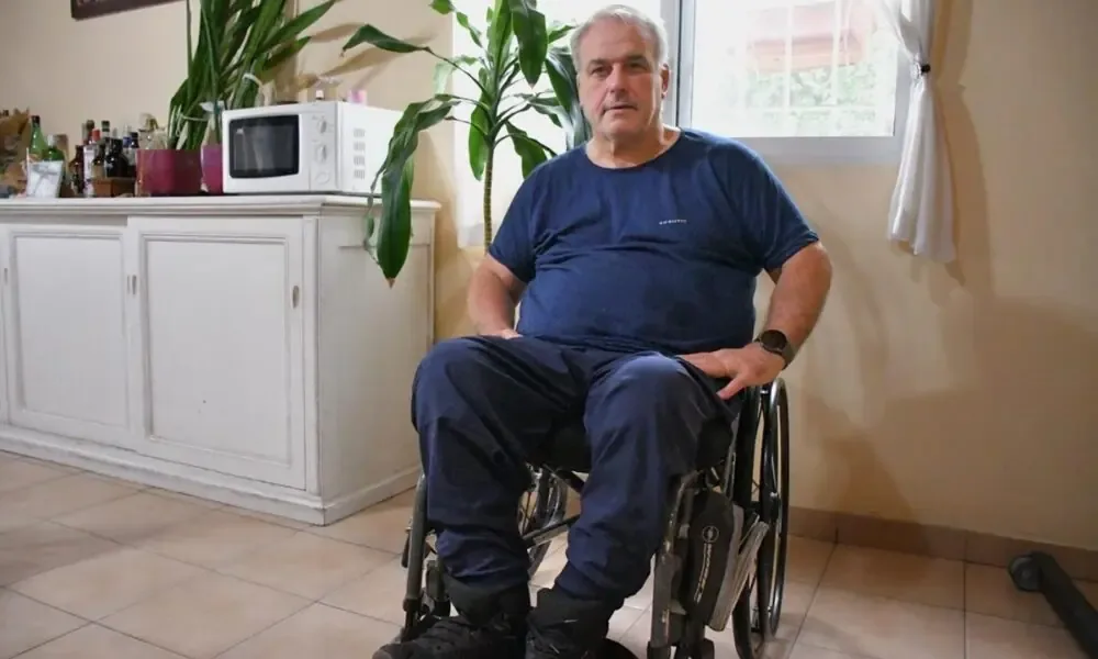 Su trayectoria personal destaca el poder de la resiliencia y el apoyo familiar en tiempos difíciles.