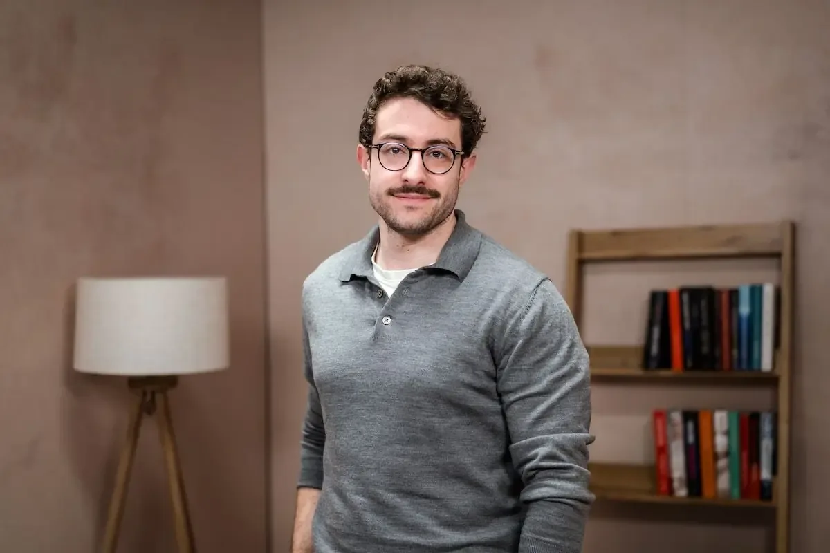 Su éxito en redes refleja un interés literario creciente entre jóvenes.