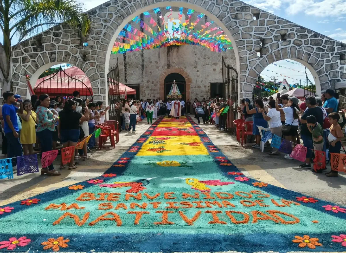 Los habitantes de Sucilá celebran a su patrona con un mural realizado por voluntarios y tradición local.