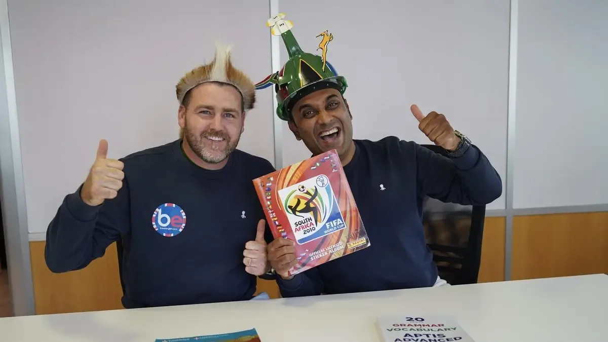 Brent Chetty y Kevin Crawford comparten su pasión por la enseñanza del inglés desde A Coruña, combinando su experiencia y amor por el rugby.