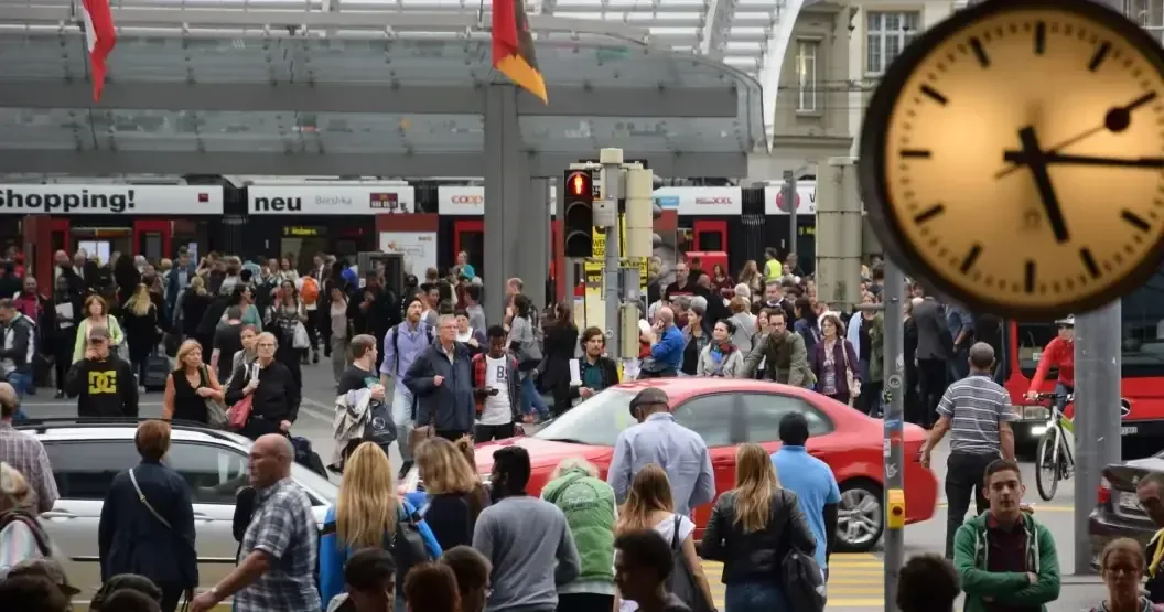 La propuesta de un límite demográfico genera divisiones en la sociedad suiza sobre sus efectos e implicaciones.
