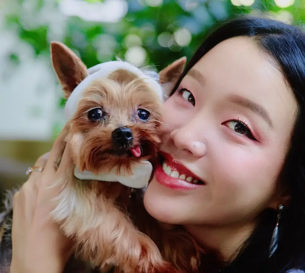 Suky Chekal destaca como una influencer canina con una tierna personalidad y una conexión especial con su humana.