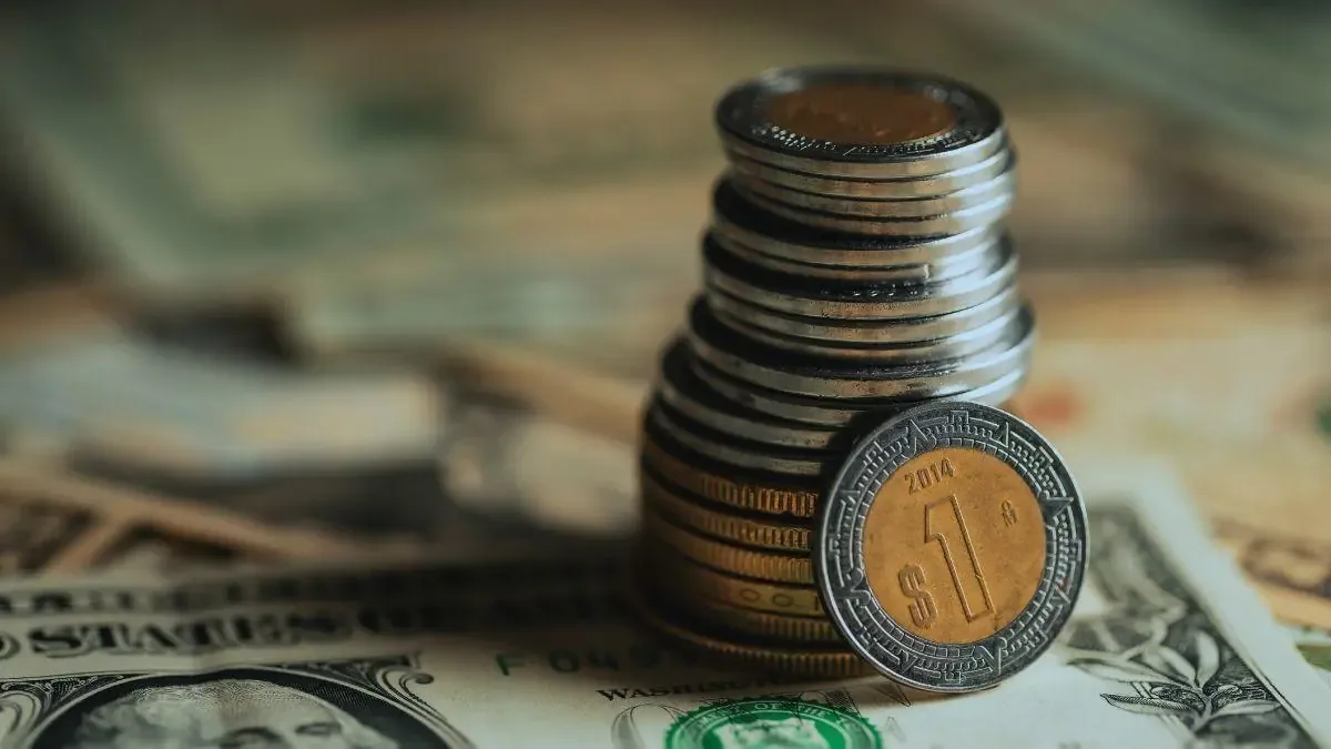 La apreciación del peso trae beneficios y desventajas para la economía y los ciudadanos.