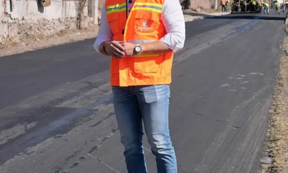 Supervisión de avances en el tramo carretero por el presidente municipal de Querétaro.