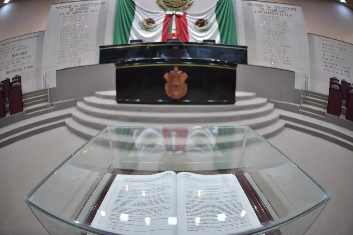 Los nuevos presidentes municipales prometen atender las necesidades de la población tras los recientes desafueros.