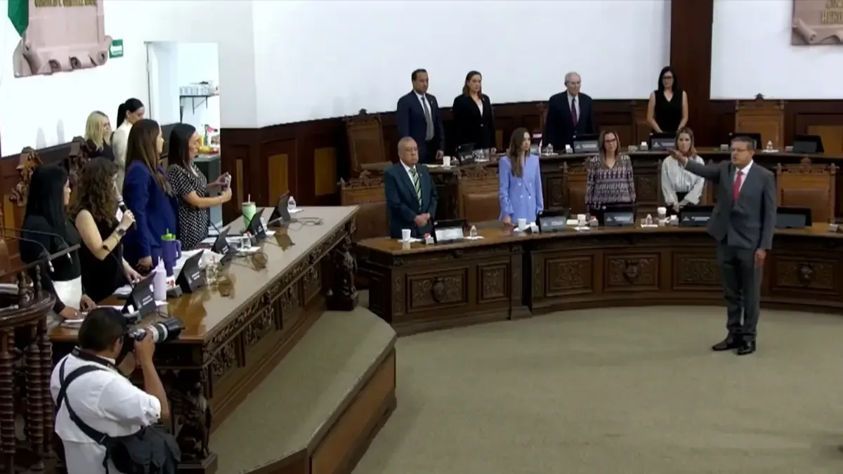 Nuevos integrantes de los grupos parlamentarios asumen funciones en el Congreso local durante el proceso electoral.