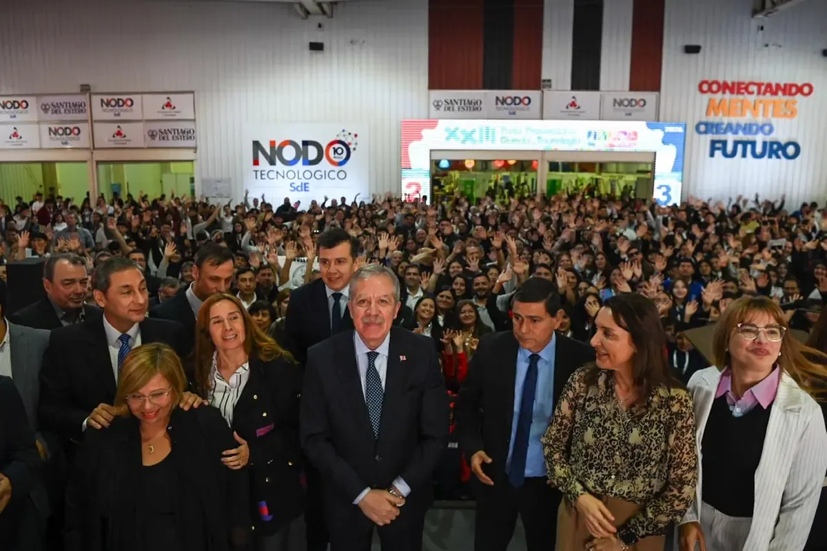 El gobernador resalta la educación como base del desarrollo y la participación activa de los jóvenes en la feria.