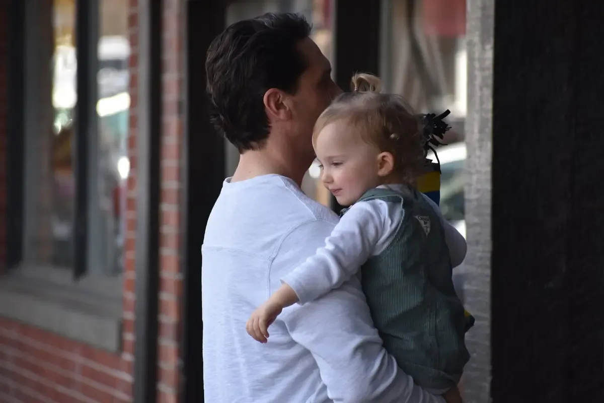 Esta decisión marca un nuevo capítulo en la vida de Suri, alejándose de la fama de su padre.