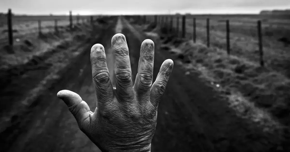 Sus imágenes capturan la represión y los efectos del glifosato en comunidades vulnerables.
