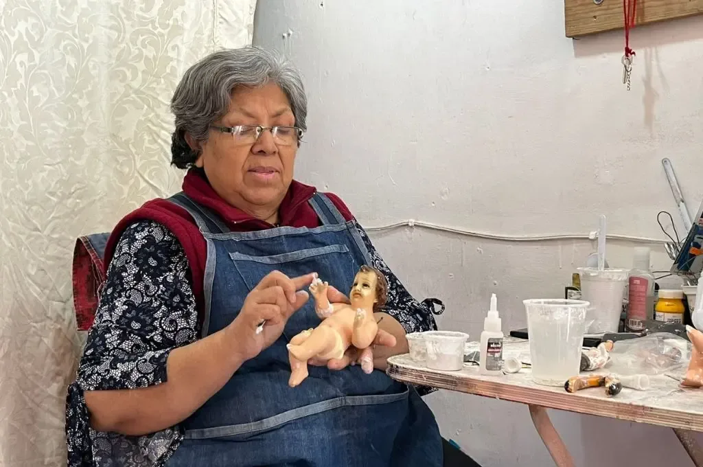 Susana García restaurando figuras de Niños Dios en su taller en León.