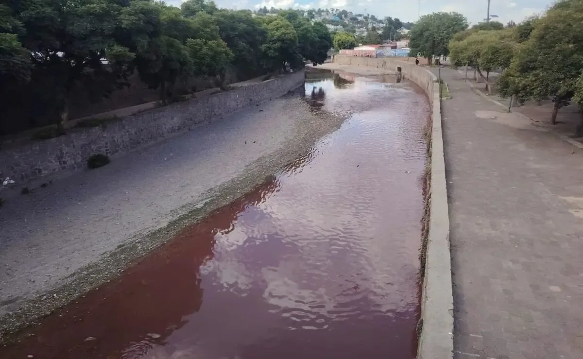 La suspensión de actividades se debe a descargas ilegales de aguas residuales en el cauce del río Zahuapan.