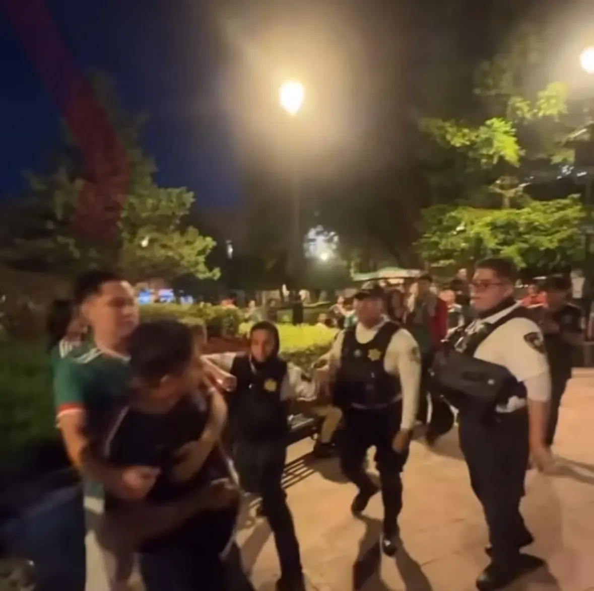 La Secretaría de Seguridad Pública investiga la agresión tras la viralización del video.