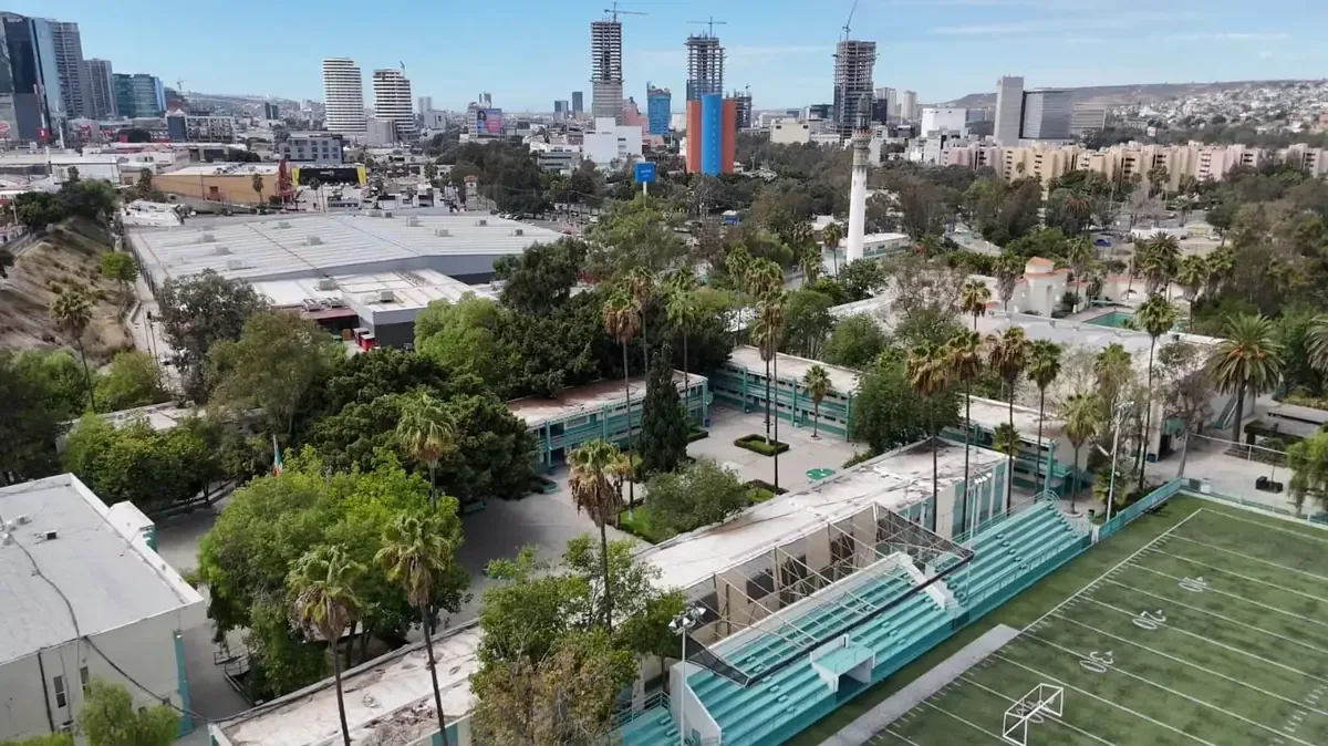 La prepa cancela actividades por riesgo ante altas temperaturas y falta de agua potable.