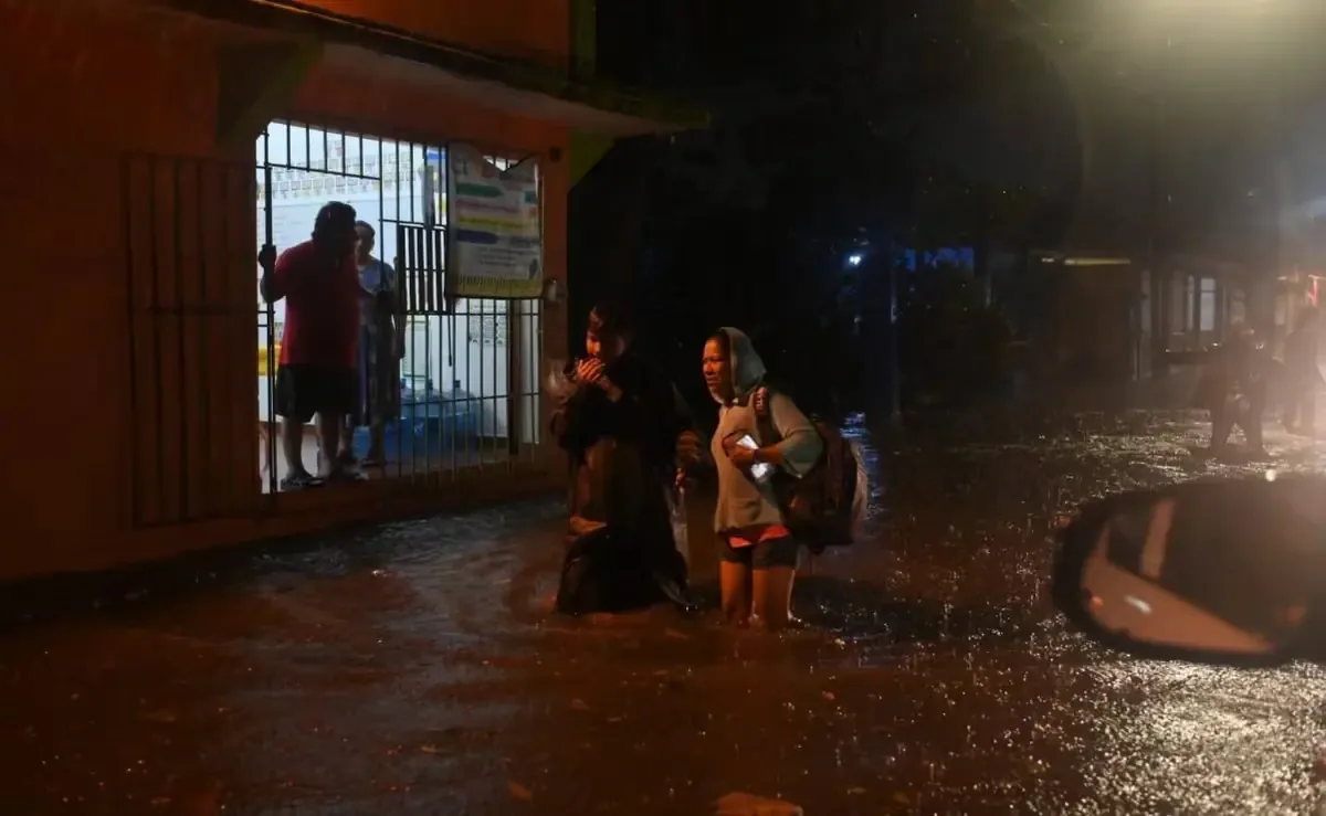 Las lluvias intensas han dejado al menos diez fallecidos y cientos de evacuados en el sur del estado.