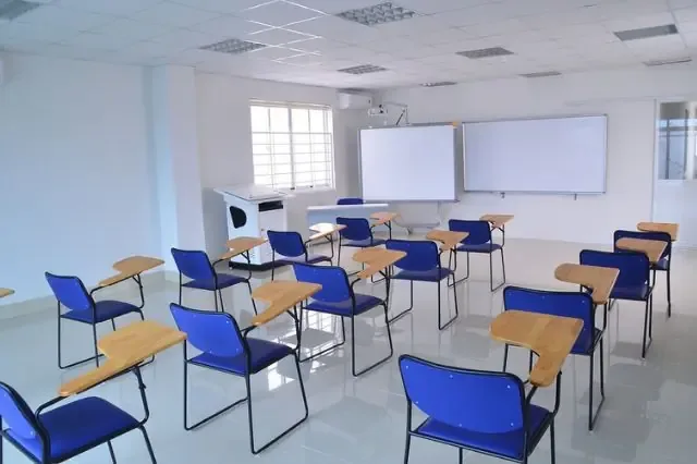 Autoridades educativas y de protección civil implementan medidas preventivas ante el avance del fenómeno meteorológico.