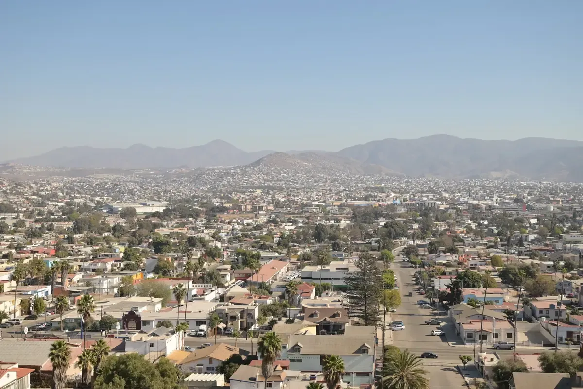 La gobernadora de Baja California toma medidas para proteger a los estudiantes del calor extremo.