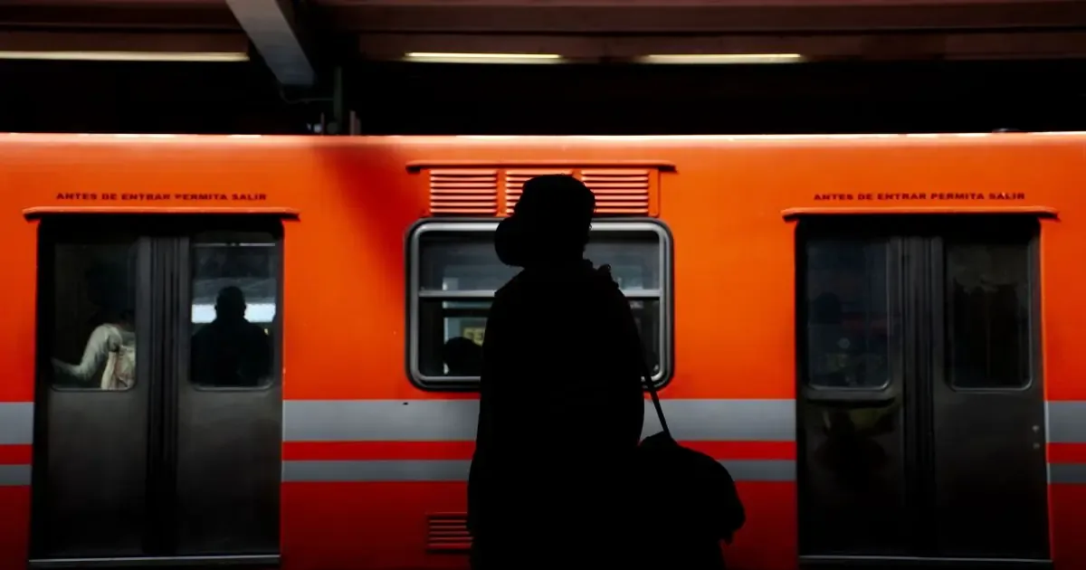 Intensas lluvias provocan cierre de estaciones y servicio provisional en el Metro de la Ciudad de México.