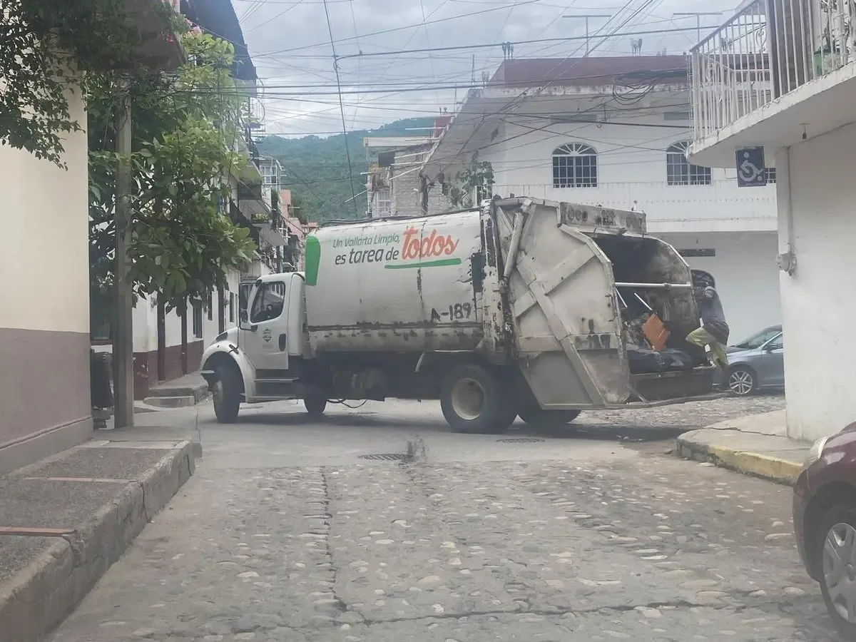 "Suspensión parcial de recolección de basura en Puerto Vallarta por impagos."