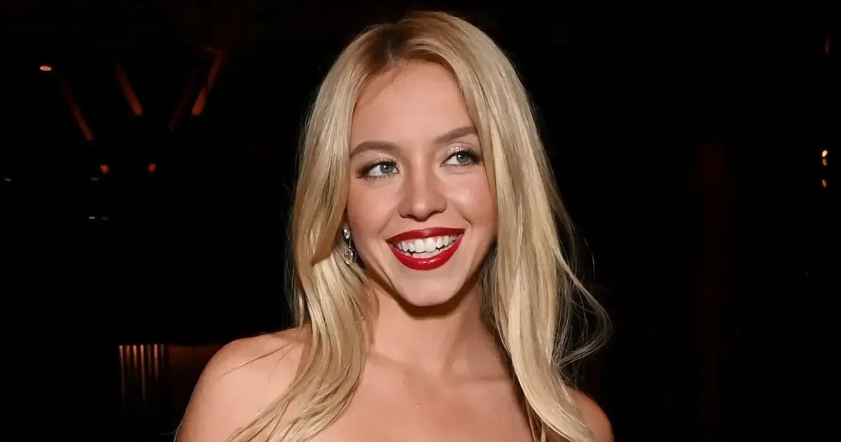 Sydney Sweeney durante la actividad en el emblemático letrero de Hollywood.