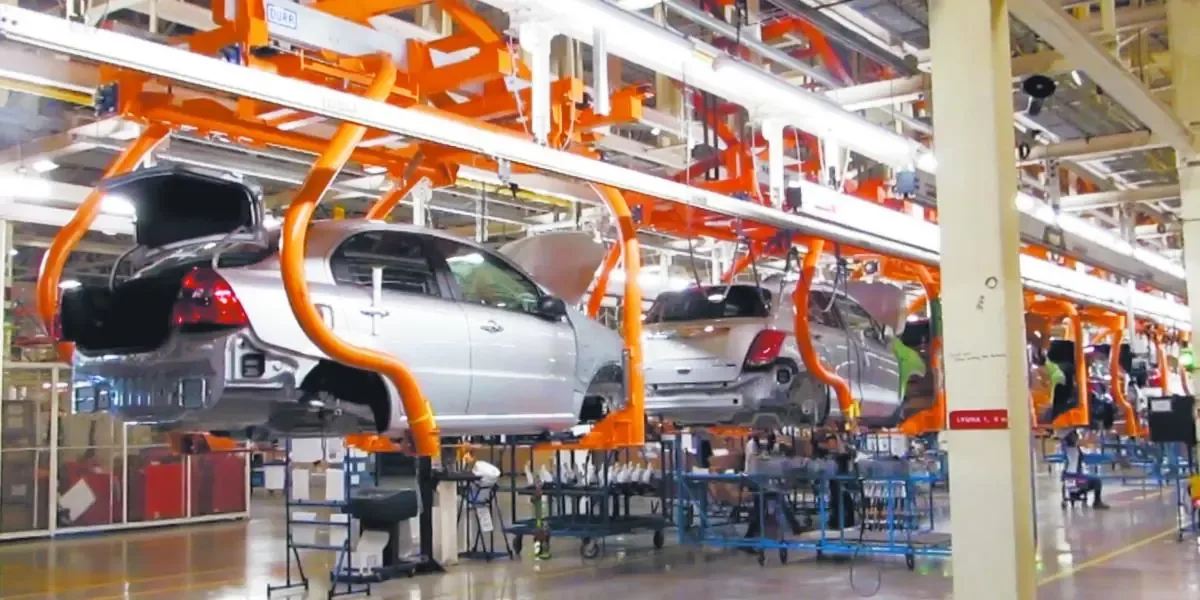 La incertidumbre en el T-MEC afecta decisiones de inversión en la industria automotriz mexicana, vital para la economía.