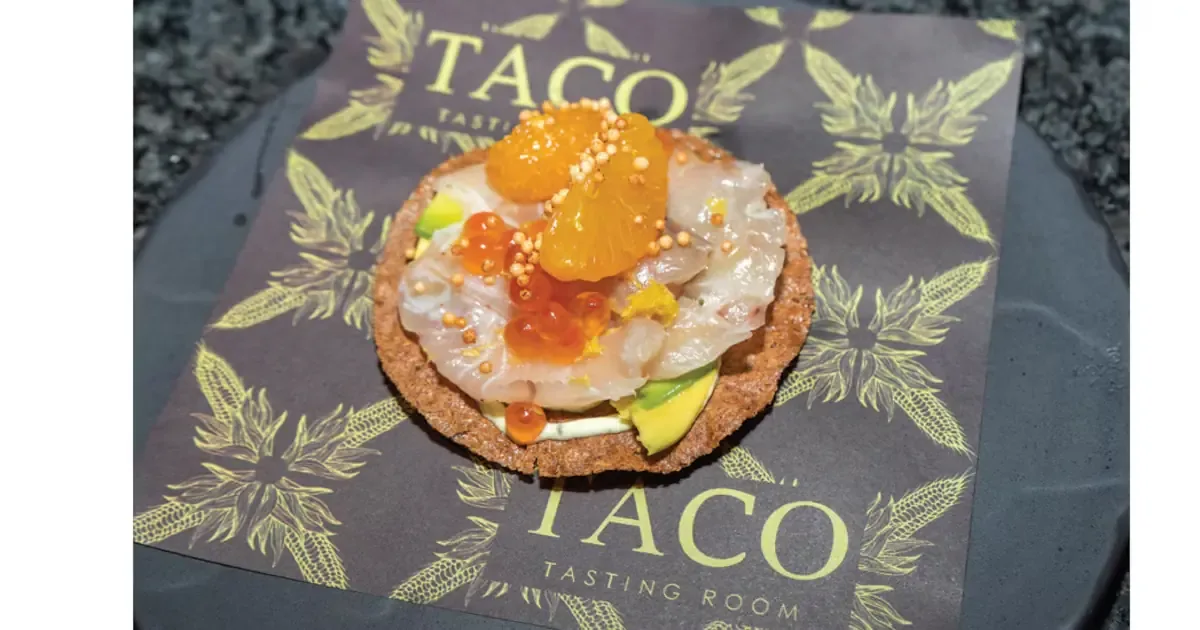 Este innovador espacio en la Ciudad de México destaca por su propuesta única que fusiona alta cocina con sabores callejeros.