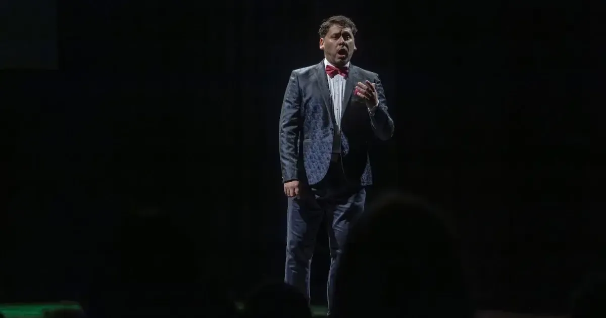 La conmovedora trayectoria de un joven cantante que llega a un gran escenario.
